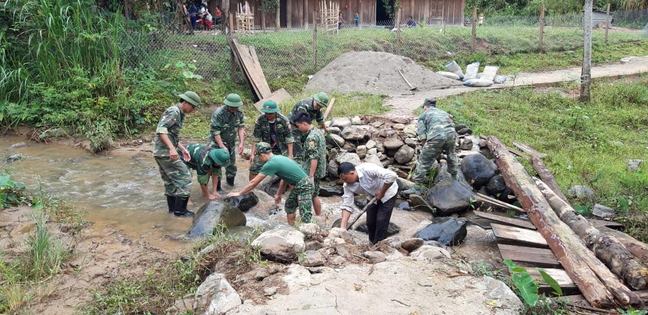 Bộ đội Đồn Biên phòng Tam Hợp giúp dân làm cầu qua suối